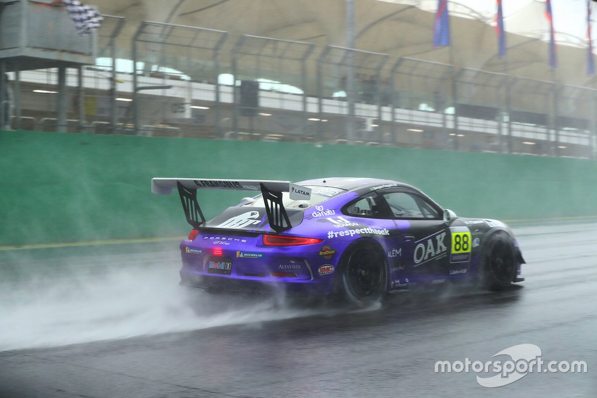 GT3 Cup acelerou em baixo de muita chuva