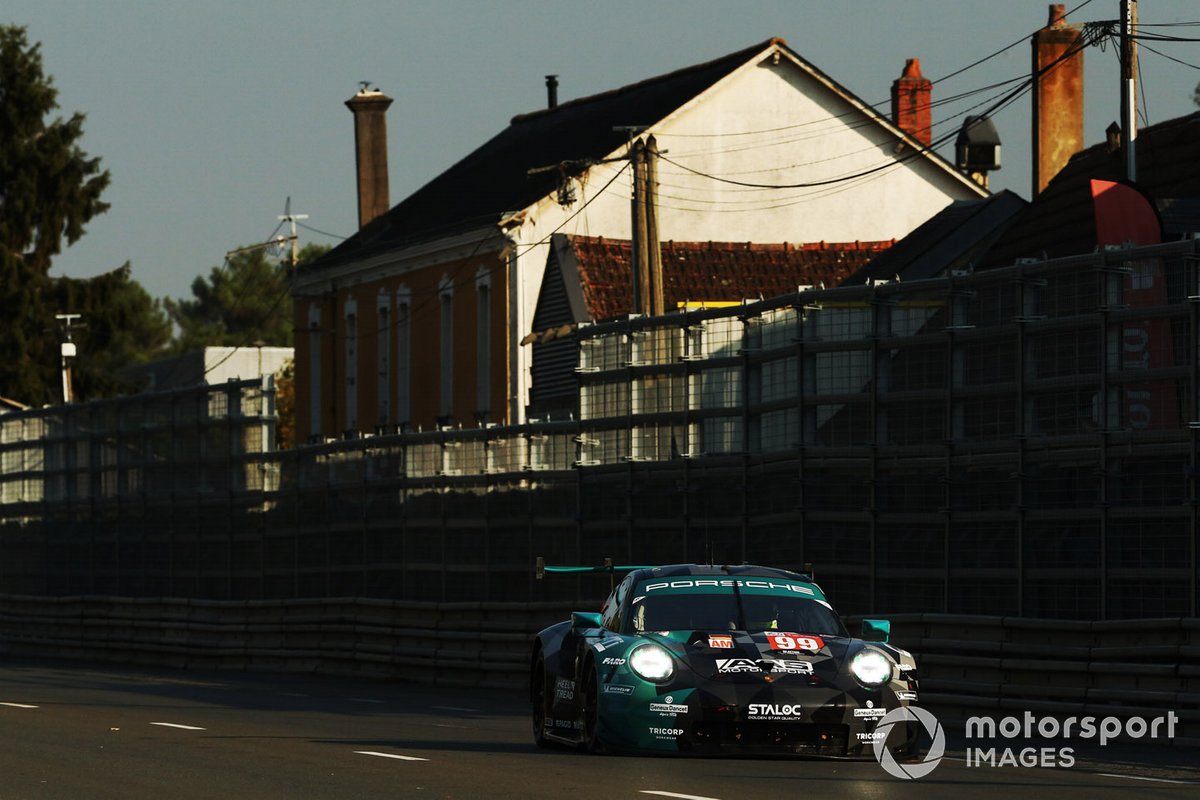 #99 Dempsey-Proton Racing Porsche 911 RSR: Vutthikorn Inthraphuvasak, Lucas Légeret, Hugo De Sadelee
