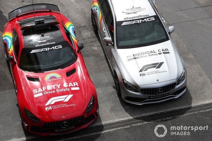 El coche de seguridad de Mercedes y el coche médico