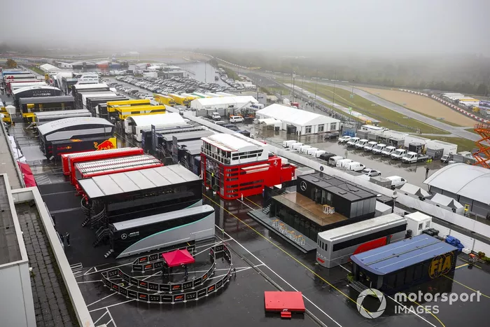 Camiones en el paddock