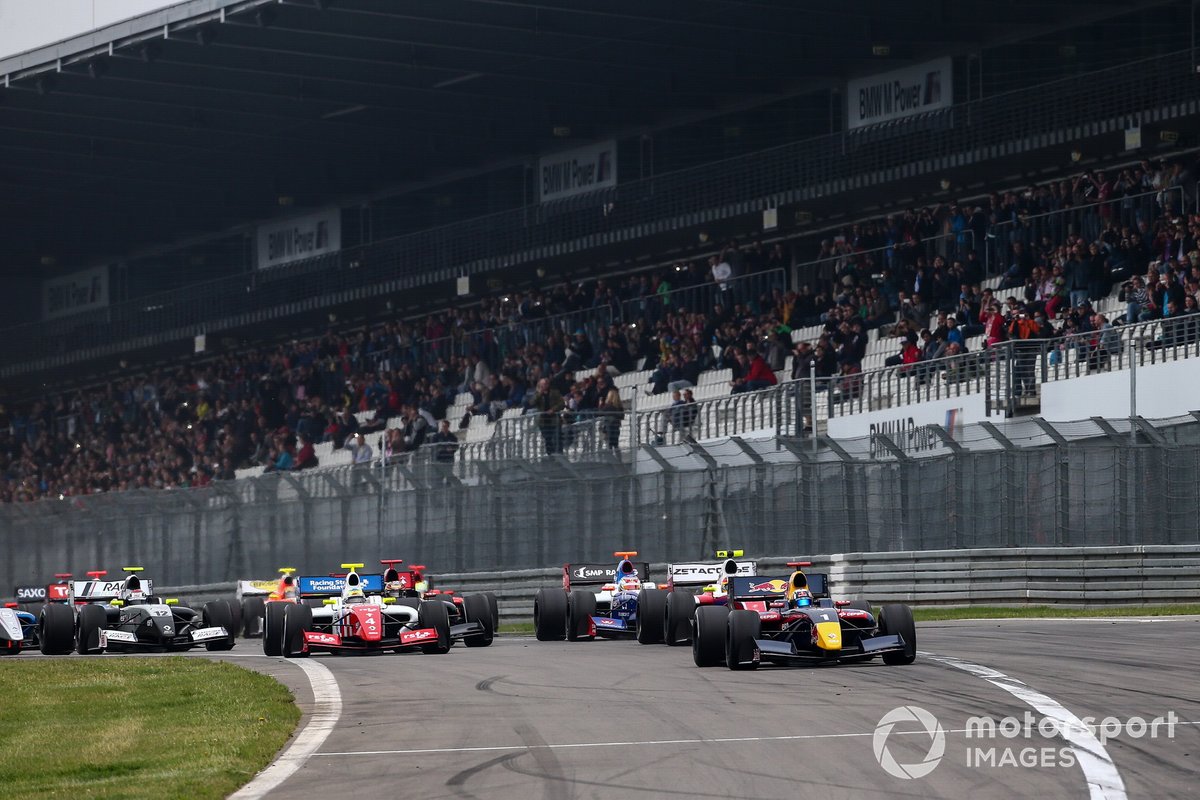Salida: Carlos Sainz jr., Dams al frente de la parrilla