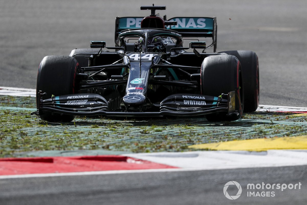 Lewis Hamilton, Mercedes F1 W11, taglia una curva