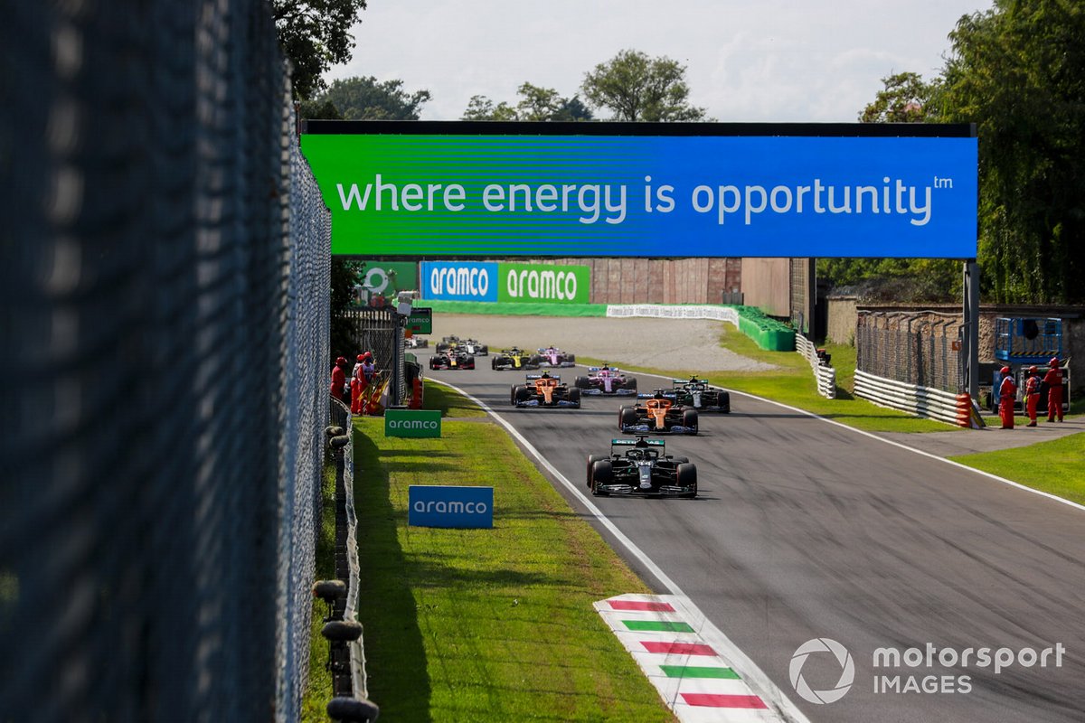 Lewis Hamilton, Mercedes F1 W11, Carlos Sainz Jr., McLaren MCL35, Valtteri Bottas, Mercedes F1 W11, Lando Norris, McLaren MCL35, e Sergio Perez, Racing Point RP20, alla partenza