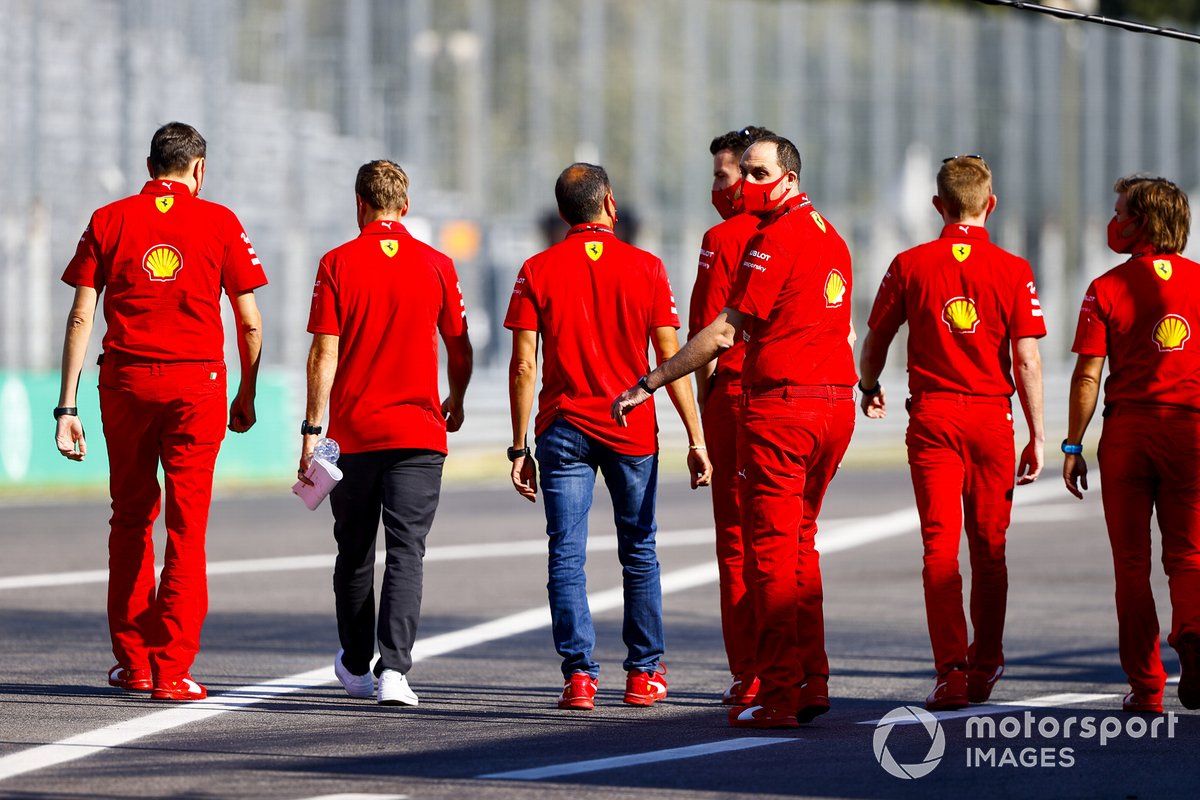 Sebastian Vettel, Ferrari cammina in pista con il team