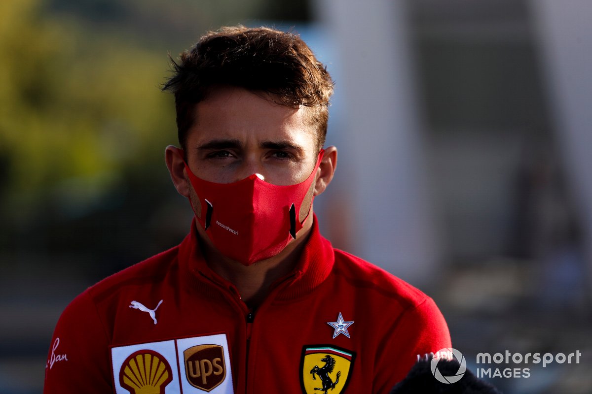 Charles Leclerc, Ferrari, lleva una estrella de homenaje a Anthoine Hubert