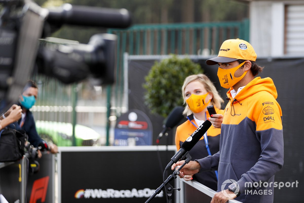 Carlos Sainz Jr., McLaren con los medios