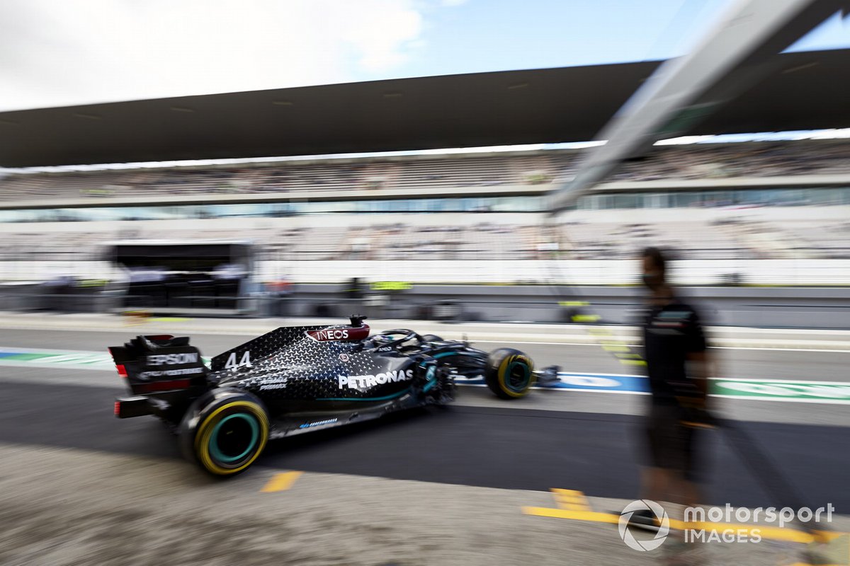 Lewis Hamilton, Mercedes F1 W11, lascia il garage