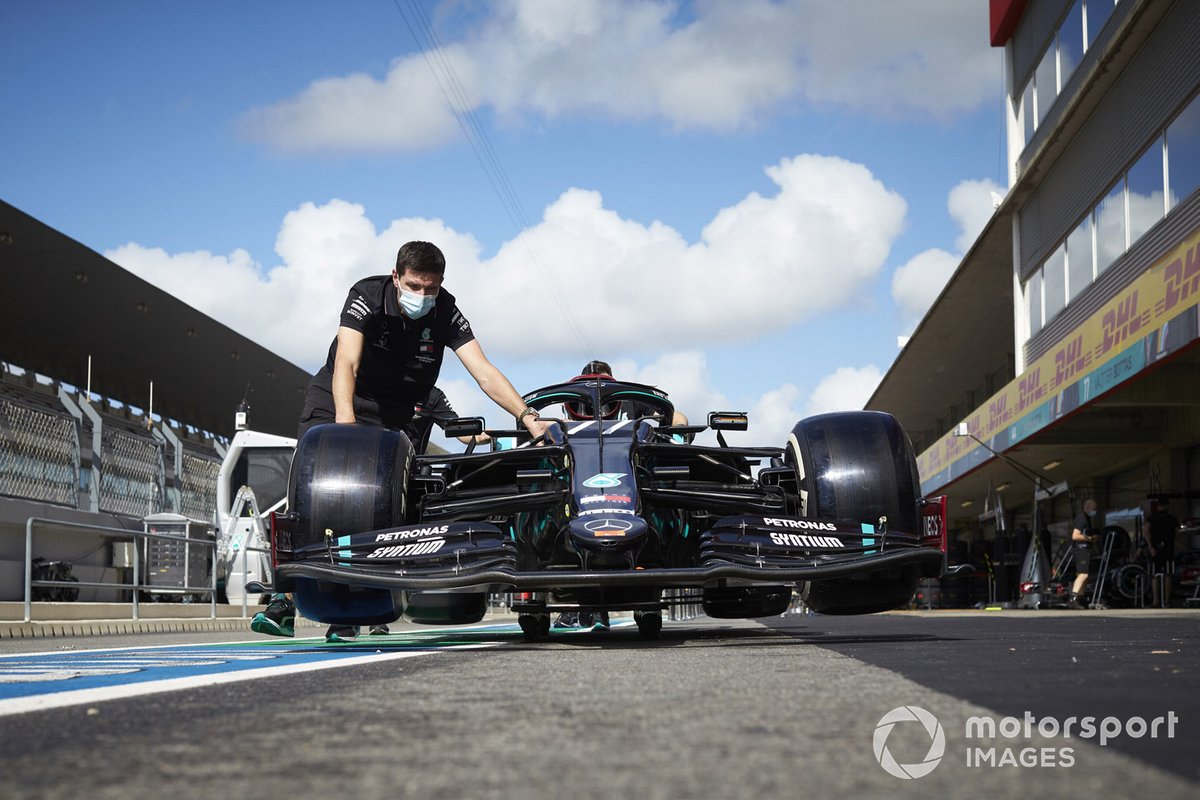Mecánicos con el monoplaza de Valtteri Bottas, Mercedes F1 W11, en el pit lane