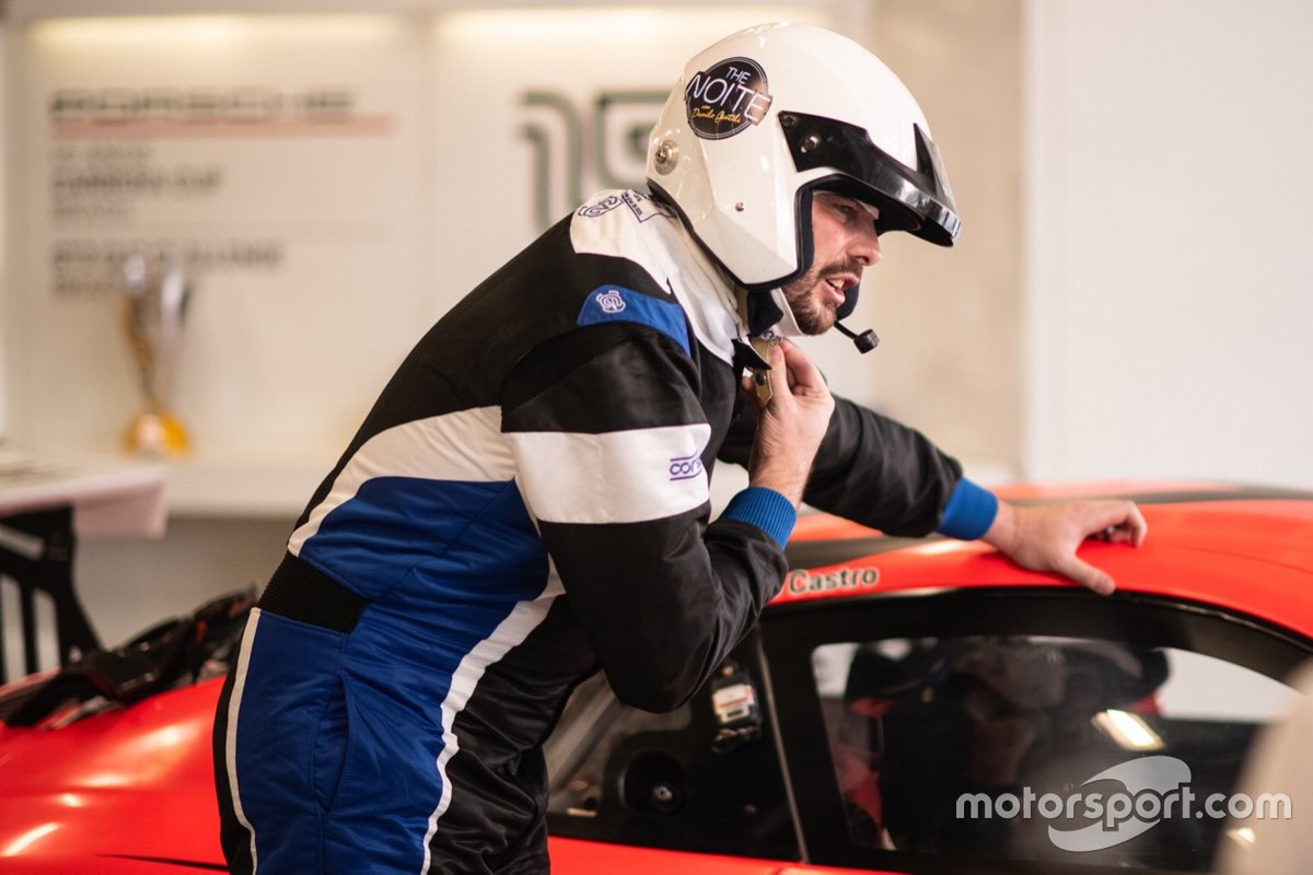 Danilo Gentili pega carona com Caio Castro na Porsche Cup