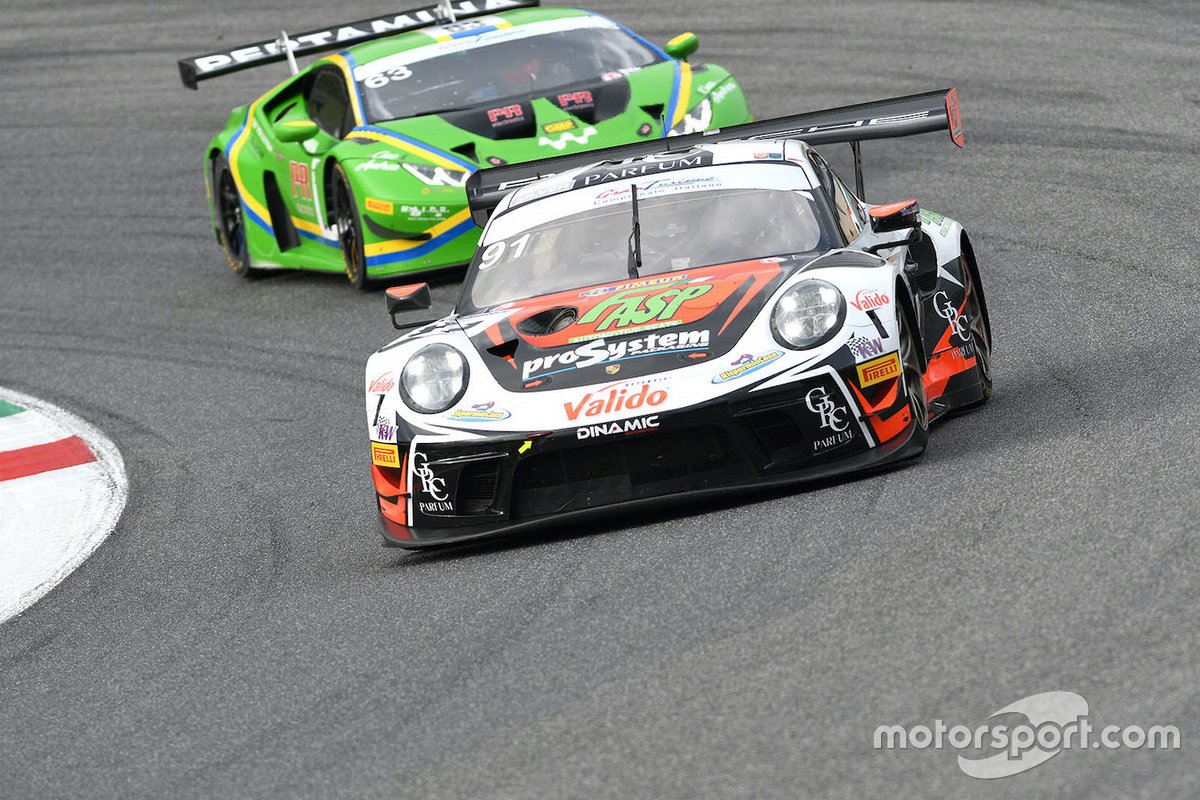 Alex De Giacomi, Marco Cassarà, Dinamic Motorsport, Porsche 911 GT3 R precede Danny Kroes, Leonardo Pulcini, Vincenzo Sospiri Racing, Lamborghini Huracan GT3