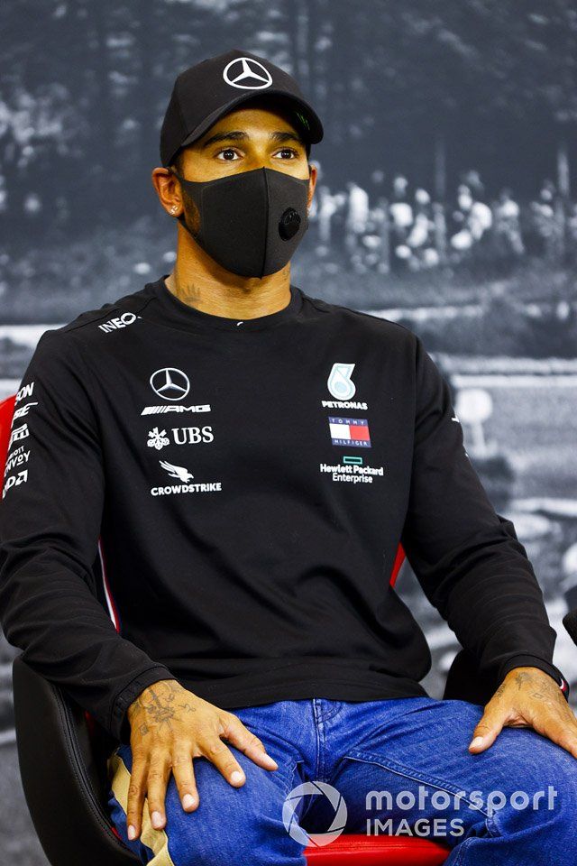 Ganador de la pole Lewis Hamilton, Mercedes-AMG F1 en la conferencia de prensa