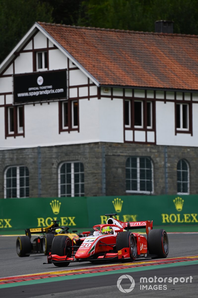 Mick Schumacher, Prema Racing, precede Guanyu Zhou, UNI-Virtuosi