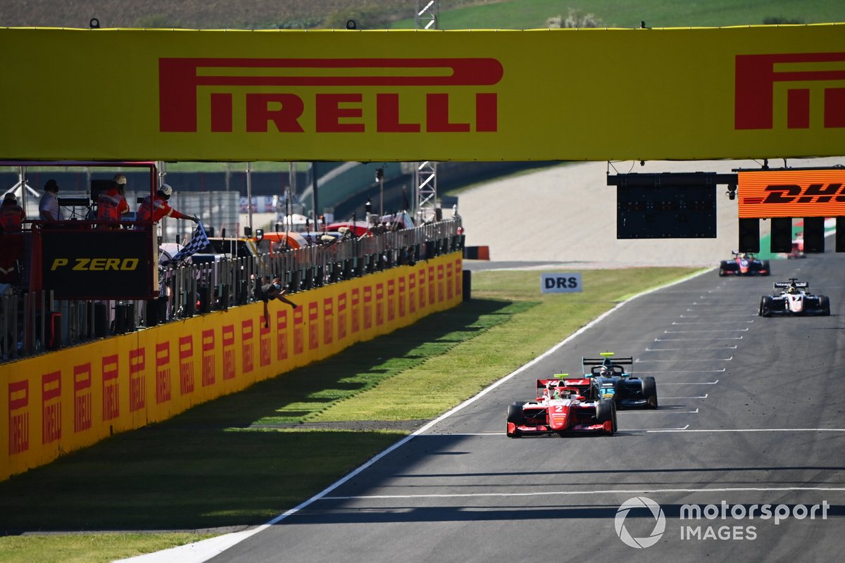 Winner Frederik Vesti, Prema Racing, Jake Hughes, HWA Racelab cruzan la meta