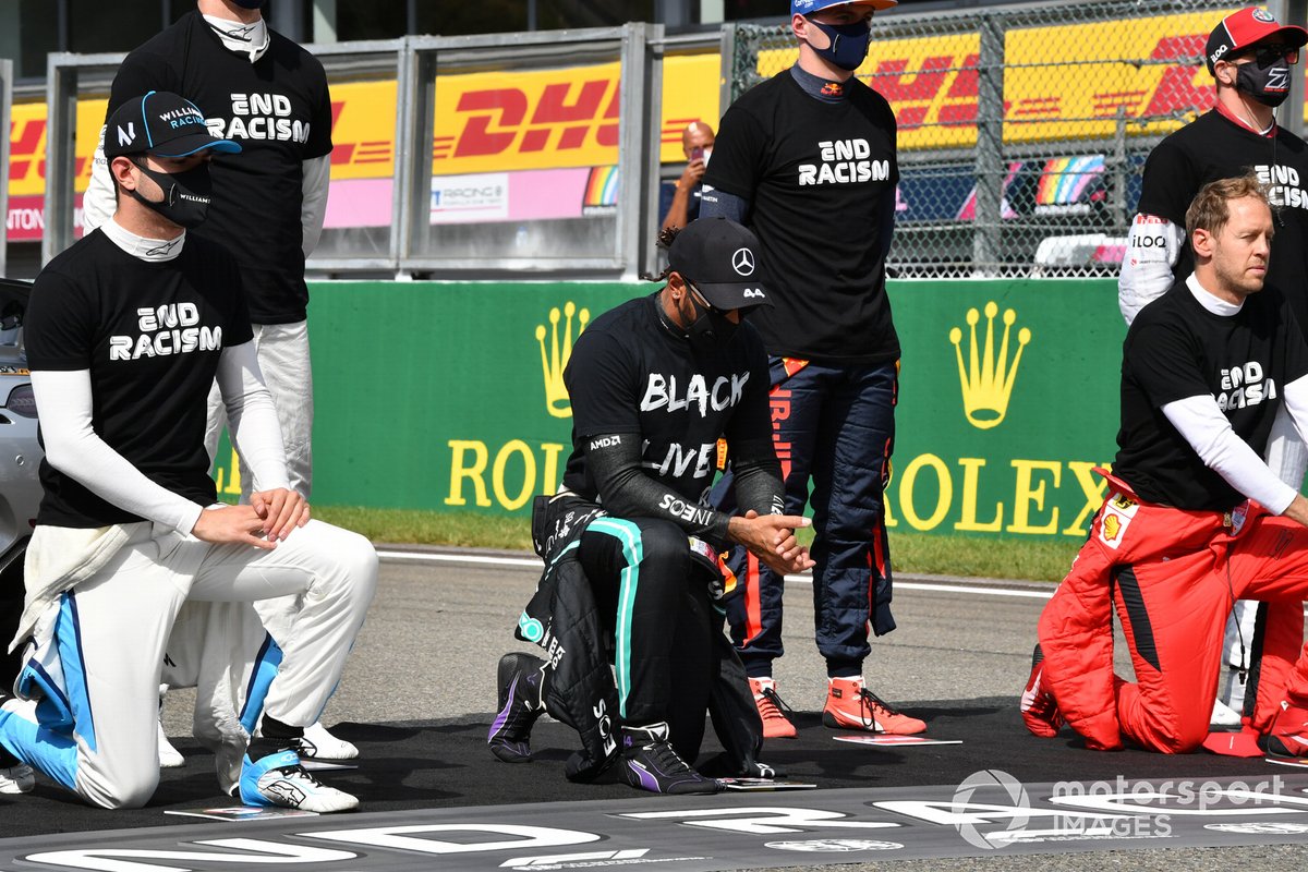 Nicholas Latifi, Williams Racing, Lewis Hamilton, Mercedes-AMG F1, Sebastian Vettel, Ferrari y los demás pilotos se ponen de pie y se arrodillan en apoyo de la Campaña para el Fin del Racismo