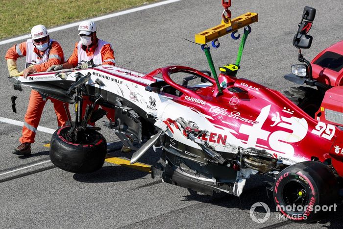 El monoplaza de Antonio Giovinazzi, Alfa Romeo Racing C39 es removido después del accidente al reinicio