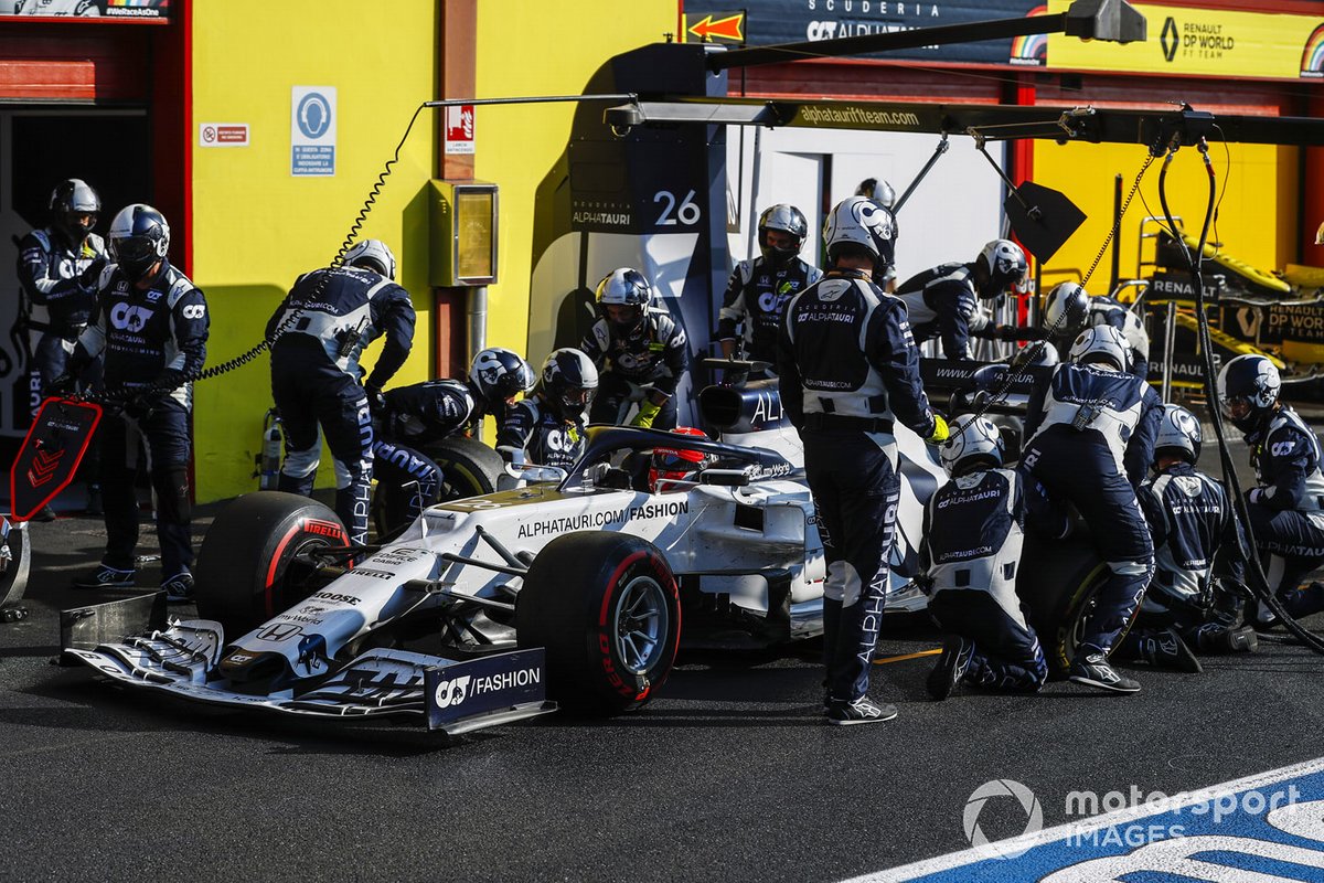 Daniil Kvyat, AlphaTauri AT01, pit stop