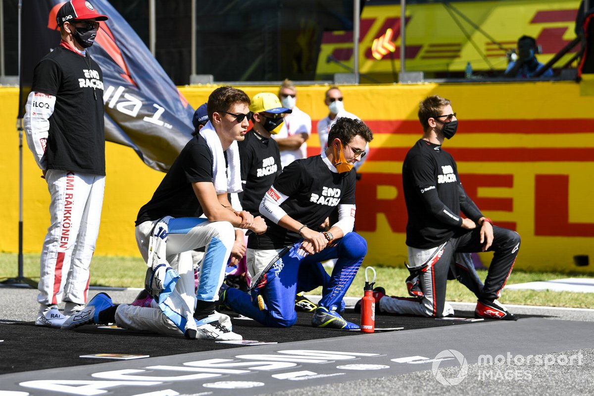 Kimi Raikkonen, Alfa Romeo, George Russell, Williams Racing, Lando Norris, McLaren, Romain Grosjean, Haas F1, en apoyo de la campaña para el fin del racismo