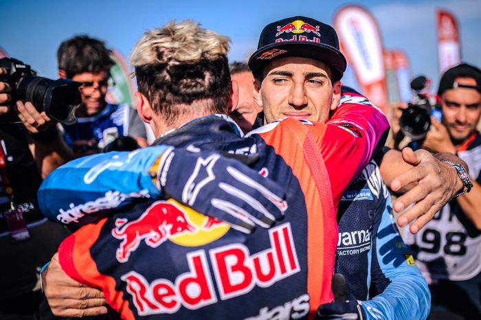 #47 Red Bull KTM Factory: Kevin Benavides. #1 Husqvarna Factory Racing: Luciano Benavides