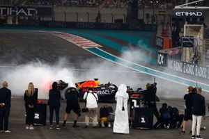 Max Verstappen, Red Bull Racing RB19, 1ª posición, realiza donuts al final de la carrera.