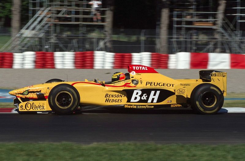 2025年は”巳年”だから蛇のF1……大胆なノーズ先端カラーリングの