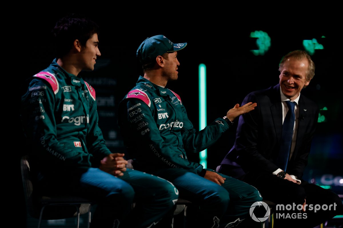 Lance Stroll y Sebastian Vettel, pilotos de Aston Martin, y Andrew Green, director técnico de Aston Martin F1