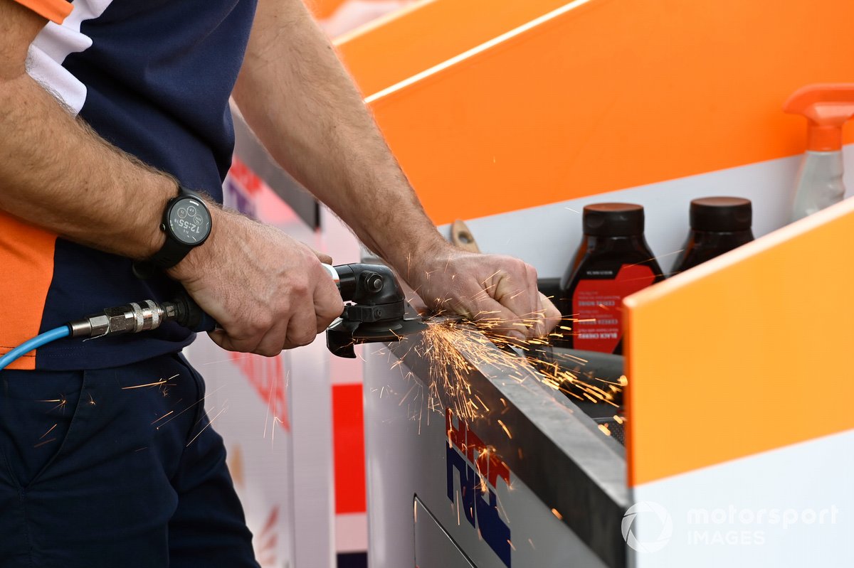Mecánico de Repsol Honda