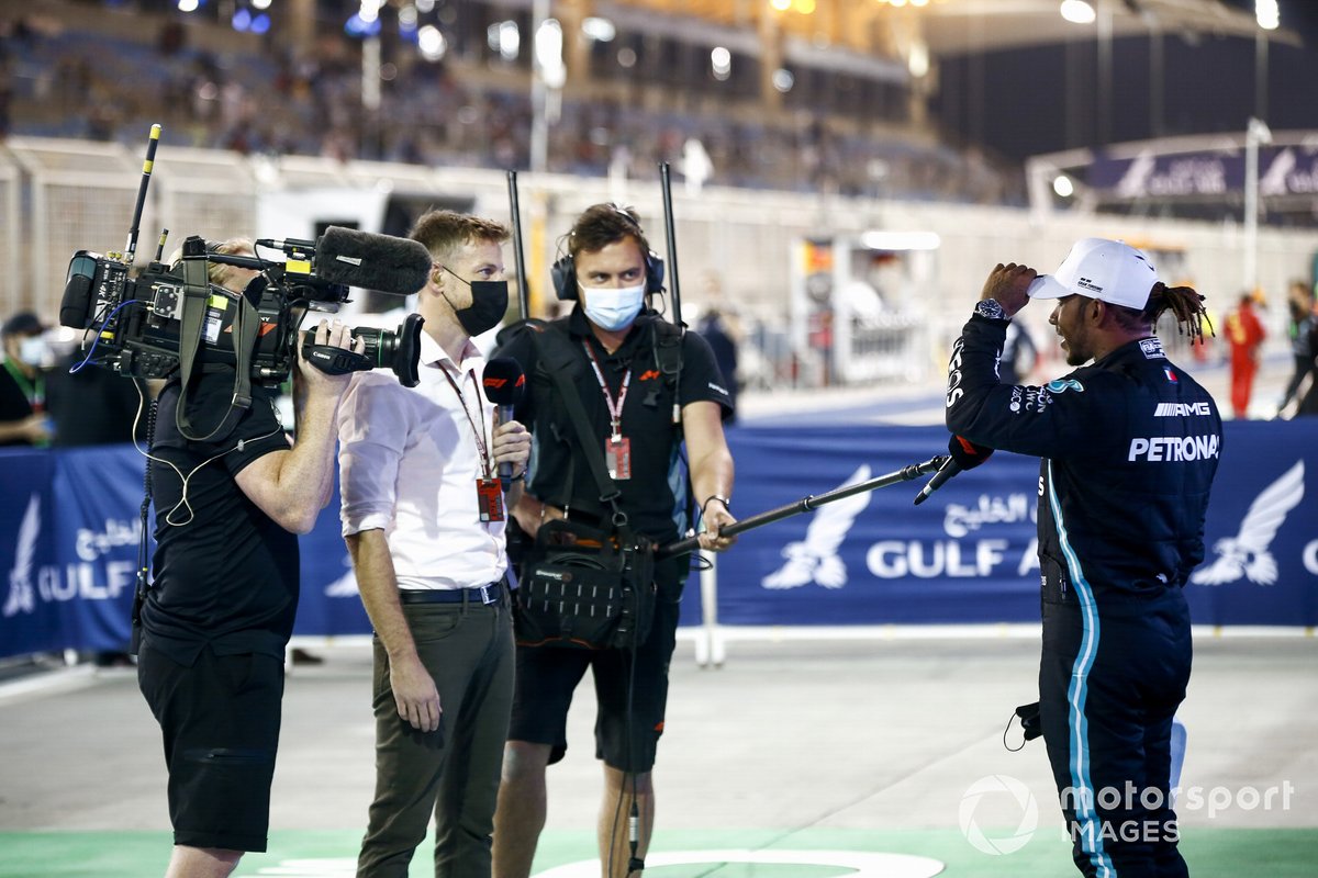 Ganador Lewis Hamilton, Mercedes, entrevistado por Jenson Button, Sky TV