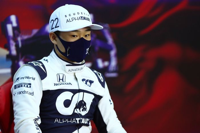Yuki Tsunoda, AlphaTauri, en la conferencia de prensa