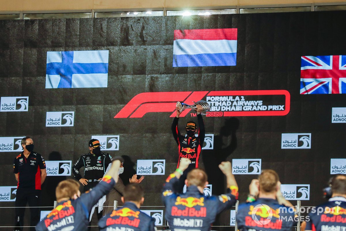 Max Verstappen, Red Bull Racing, primo classificato, solleva il trofeo
