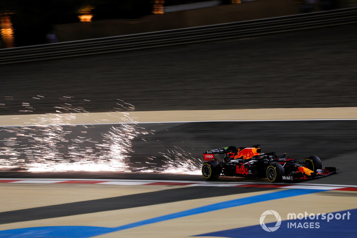 Scintille generate dall'auto di Max Verstappen, Red Bull Racing RB16