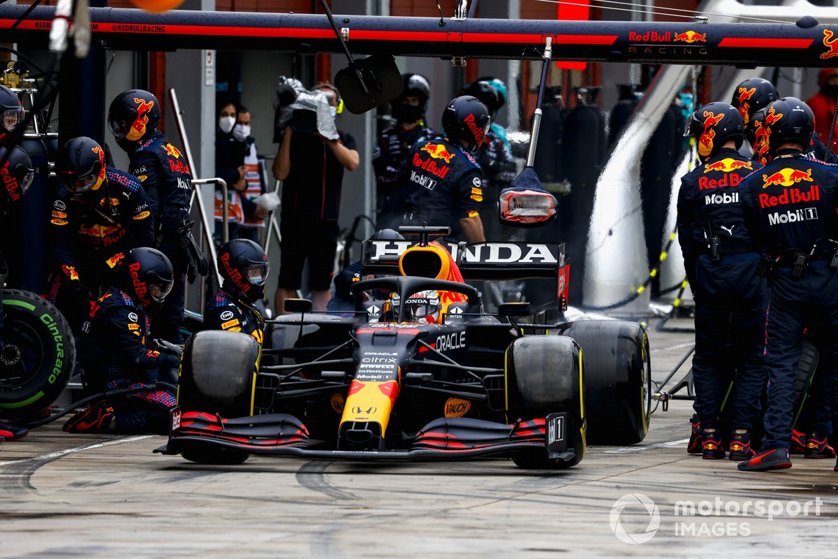 Max Verstappen, Red Bull Racing RB16B, sale de pits