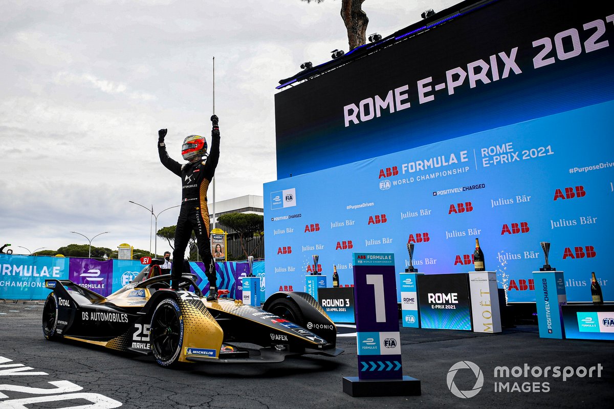El ganador de la carrera Jean-Eric Vergne, DS Techeetah, en parc ferme