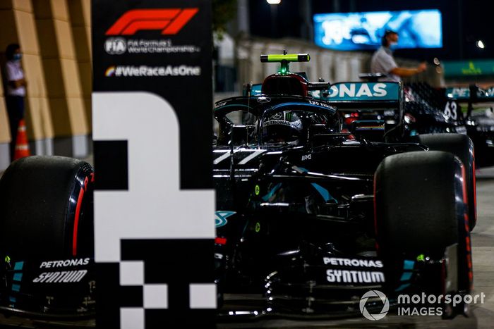 Ganador de la pole Valtteri Bottas, Mercedes F1 W11