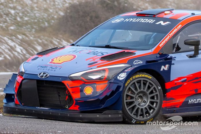 Detalle del Hyundai i20 Coupe WRC con neumáticos Pirelli