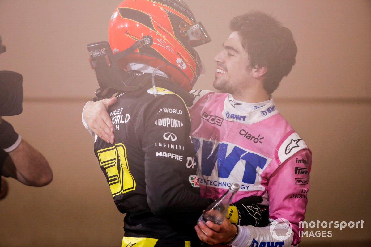 Esteban Ocon, Renault F1, 2ª posición, y Lance Stroll, Racing Point, 3ª posición, se felicitan mutuamente