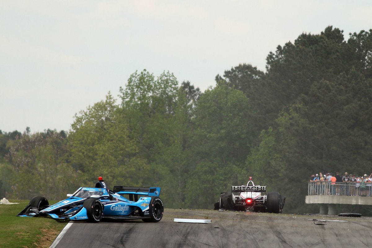 Choque en la salida de Max Chilton, Carlin Chevrolet and Josef Newgarden, Team Penske Chevrolet