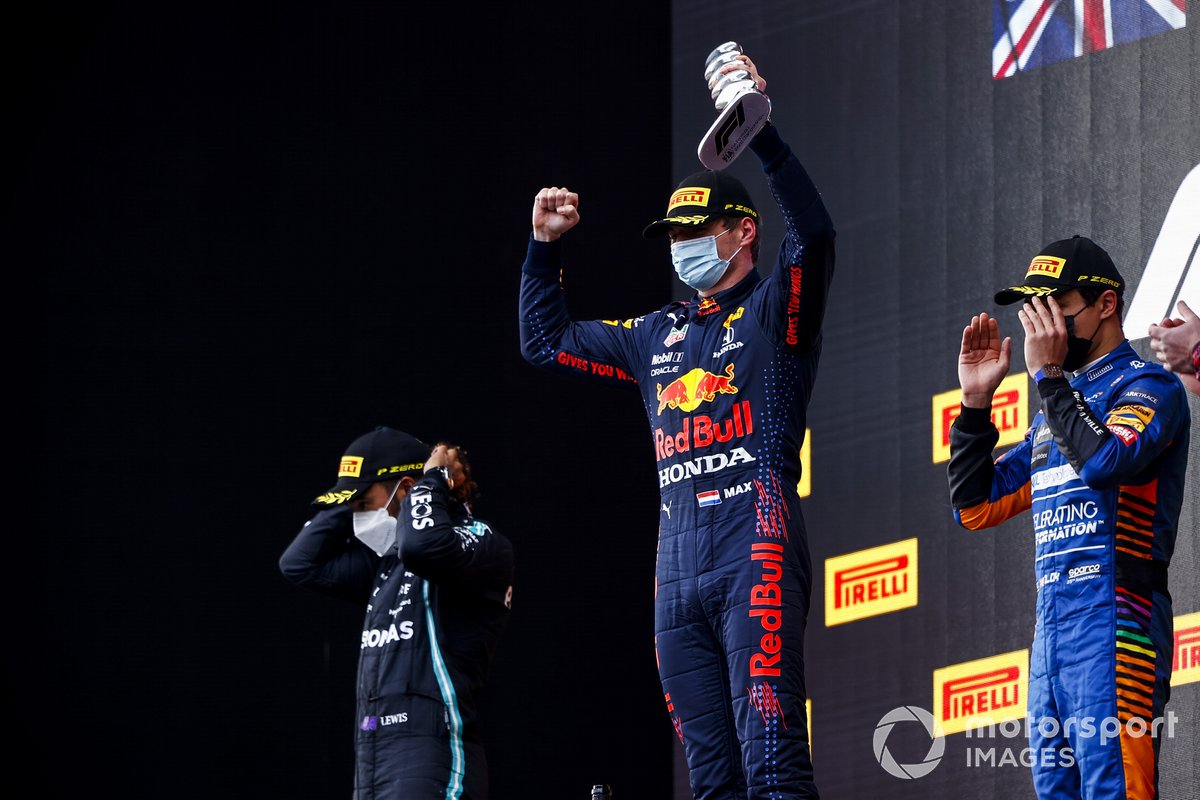 Podio: segundo lugar Lewis Hamilton, Mercedes, ganador Max Verstappen, Red Bull Racing, y el tercer lugar Lando Norris, McLaren