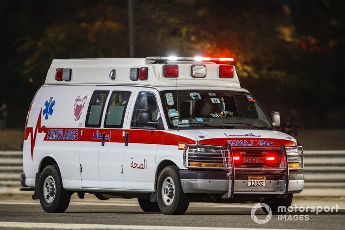 L'ambulanza con a bordo  Romain Grosjean, Haas F1, si dirige verso il medical center