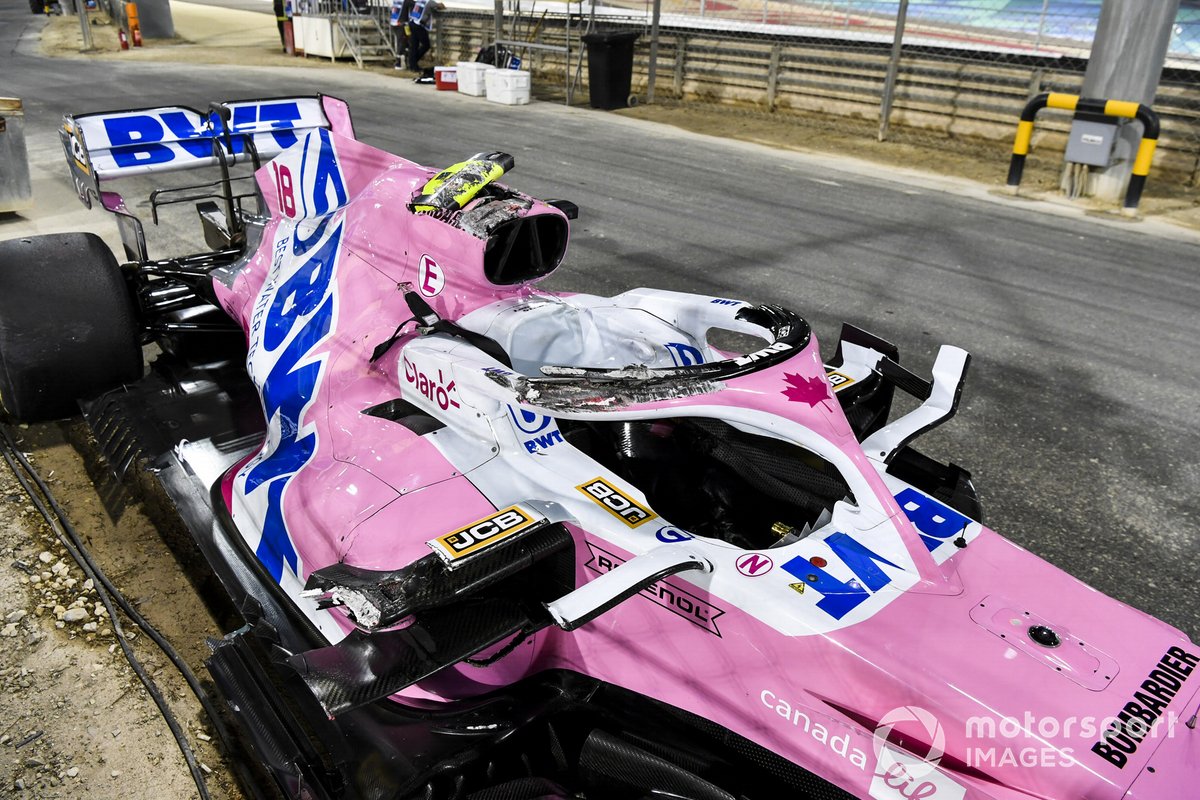 El coche de Lance Stroll, Racing Point RP20, tras tocarse con Daniil Kvyat, AlphaTauri AT01, y volcar