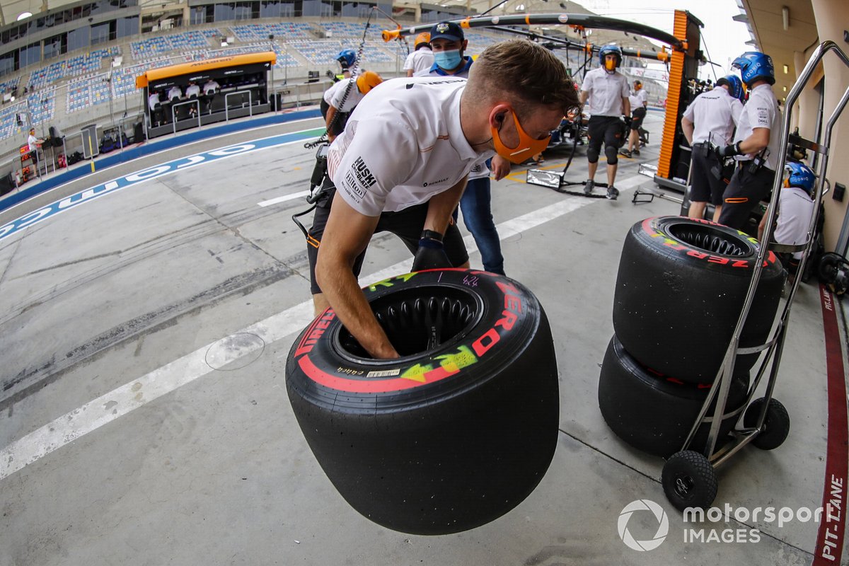 El equipo de boxes de McLaren con los neumáticos