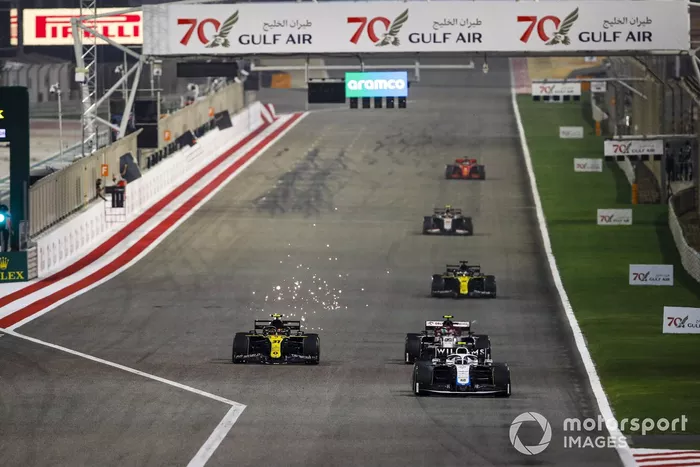Scintille volano mentre Esteban Ocon, Renault F1 Team R.S.20 lotta con Nicholas Latifi, Williams FW43, e Antonio Giovinazzi, Alfa Romeo Racing C39