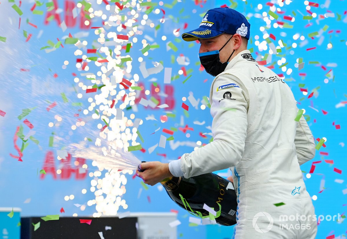 Stoffel Vandoorne, Mercedes-Benz EQ, primo classificato, spruzza lo Champagne