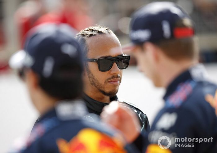 Lewis Hamilton, Mercedes habla con Max Verstappen, Red Bull Racing y Sergio Pérez, Red Bull Racing 