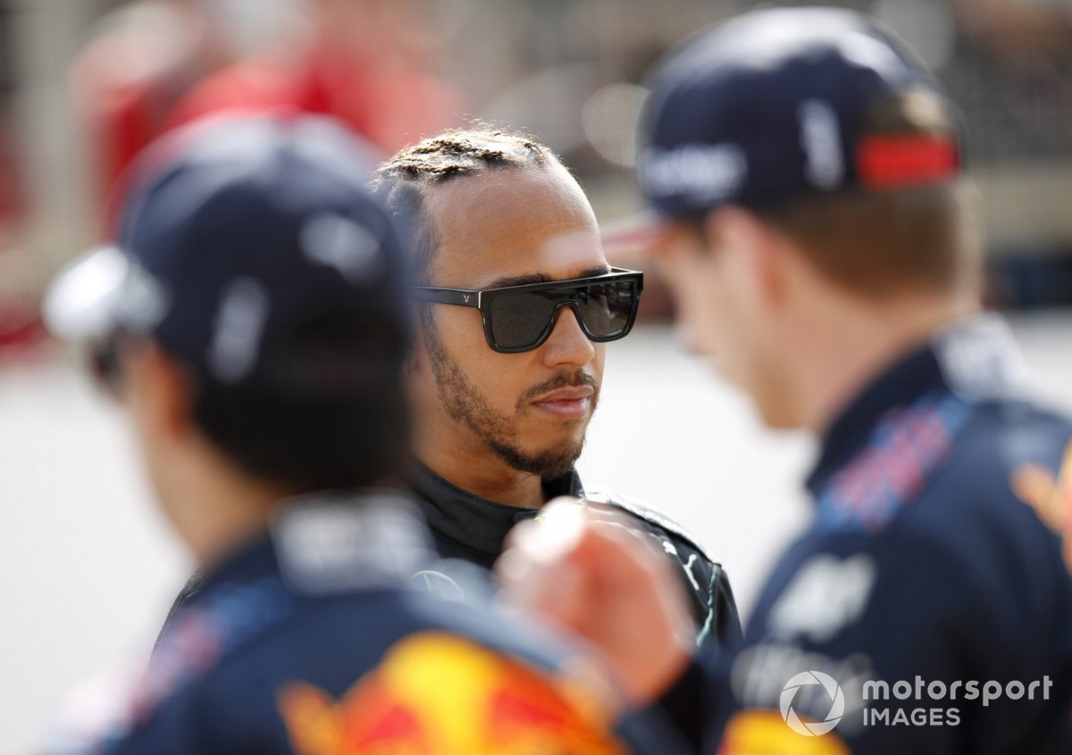 Lewis Hamilton, Mercedes habla con Max Verstappen, Red Bull Racing y Sergio Pérez, Red Bull Racing