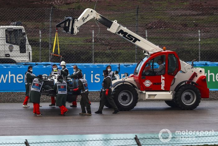 Los oficiales sacan el coche de Nicholas Latifi, Williams FW43, de una trampa de grava