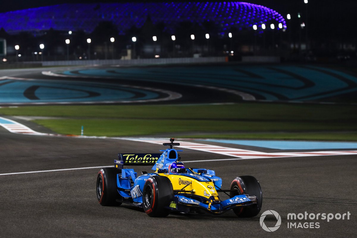 Fernando Alonso pilota el Renault R25, el coche con el que ganó el mundial 2005 de F1, en Abu Dhabi