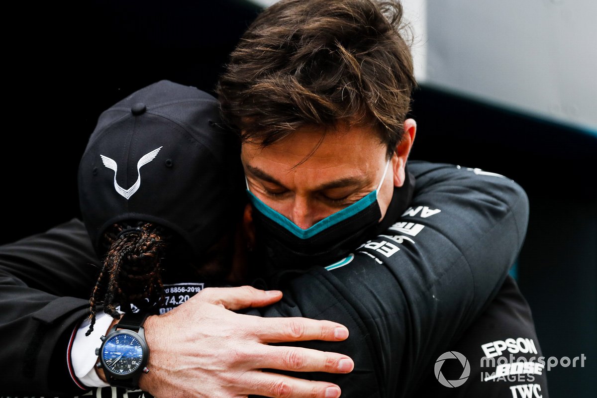 Toto Wolff, Director de Mercedes AMG felicita a Lewis Hamilton, Mercedes-AMG F1 en Parc Ferme después de conseguir su 7º título de campeón del mundo de pilotos