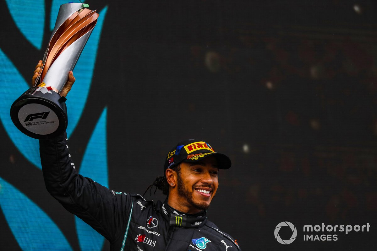 Podio: ganador y campeón del mundo Lewis Hamilton, Mercedes-AMG F1