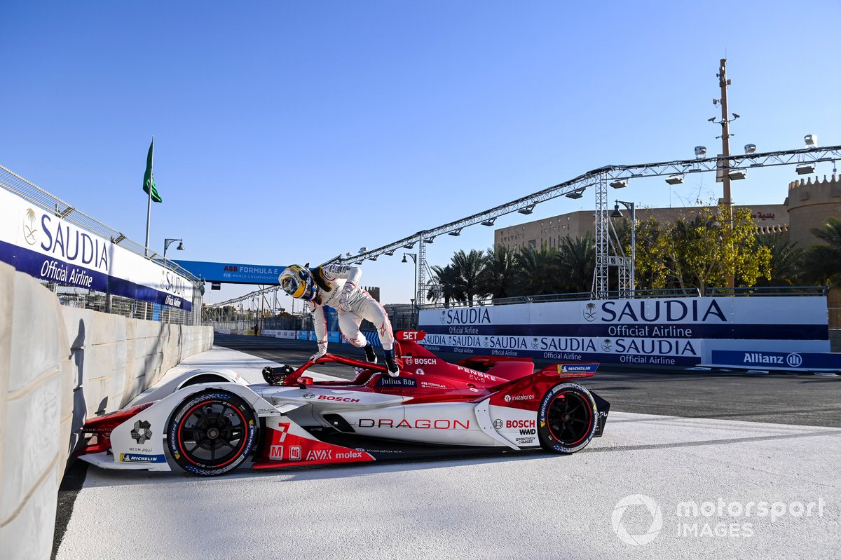 Sergio Sette Camara, Dragon Penske Autosport, Penske EV-4, esce dalla macchina