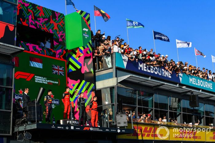 Sergio Pérez, Red Bull Racing, segundo, Charles Leclerc, Ferrari, ganador, George Russell, Mercedes-AMG, tercero, en el podio